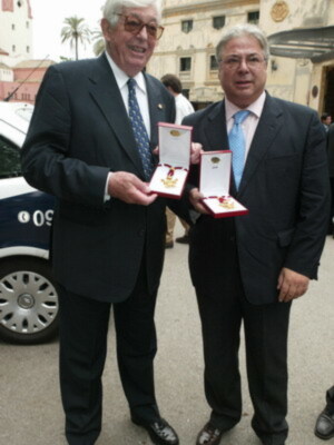 Abc y El Correo de Andalucia  cogidos de la mano,recibieron la medalla de la ciudad de Sevilla