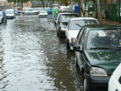 La lluvia inunda las calles de Sevilla