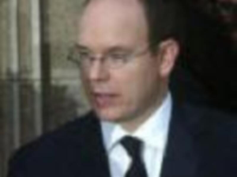 Persona con traje y corbata, posando en un entorno formal.