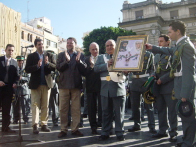 Merecido reconocimiento a Pepe Hidalgo, el mejor tambor de Sevilla con presencia del Alcalde.