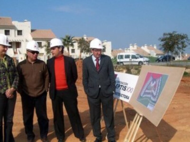 Los Alcaldes de Lepe e Isla Antilla conocen el estado de las obras del complejo residencial La Cigüeñaa