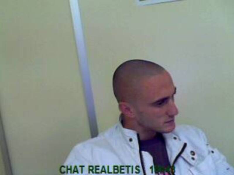 Dani responde a cientos de béticos en el chat