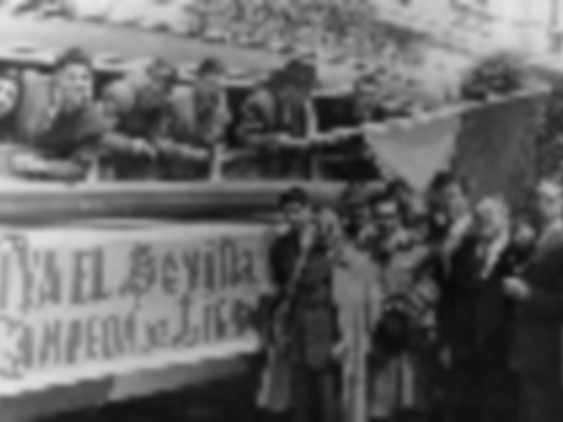 El Sevilla homenajea en el palco a sus campeones de liga por el 60 Aniversario del logro