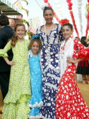 Raquel Revuelta de flamenca en el real de la Feria con su hija, sobrinas y con su marido Miguel Angel JImenez.