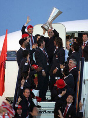 Sevilla vibro con la copa de la UEFA ganada en su centenario
