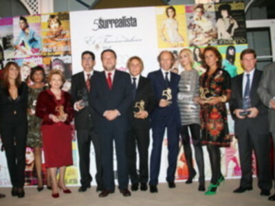 Surrealista entrego sus premios 5 Aniversario de mano de Raquel Revuelta y el Alcalde de Sevilla.