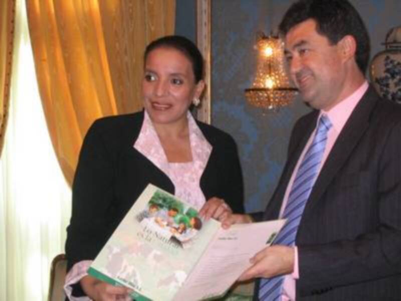 La Primera Dama de Honduras recibe 21.600 litros de Leche para la Merienda Escolar