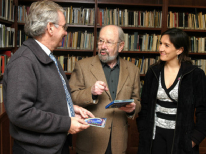 El escritor Caballero Bonald se solidariza con la campaña navideña de Caja San Fernando