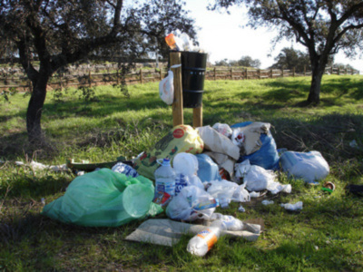 Constantina denuncia la suciedad en zonas de descanso de la carretera de Lora del Río