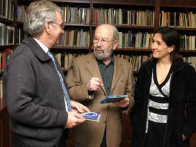 El escritor Caballero Bonald se solidariza con la campaña navideña de Caja San Fernando