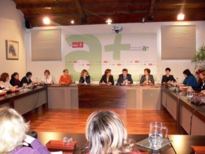 Políticos y representantes de asociaciones de mujeres se reunieron para debatir el nuevo Estatuto de Autonomía Andaluz