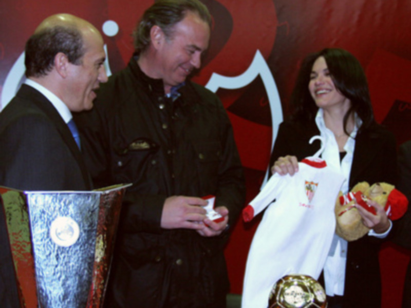 Bertin Osborne y su esposa Fabiola vuelven a sonreir en el Sevilla FC