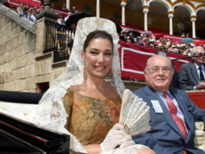 Raquel Revuelta de mantilla en la exhibicion de enganches en la Maestranza