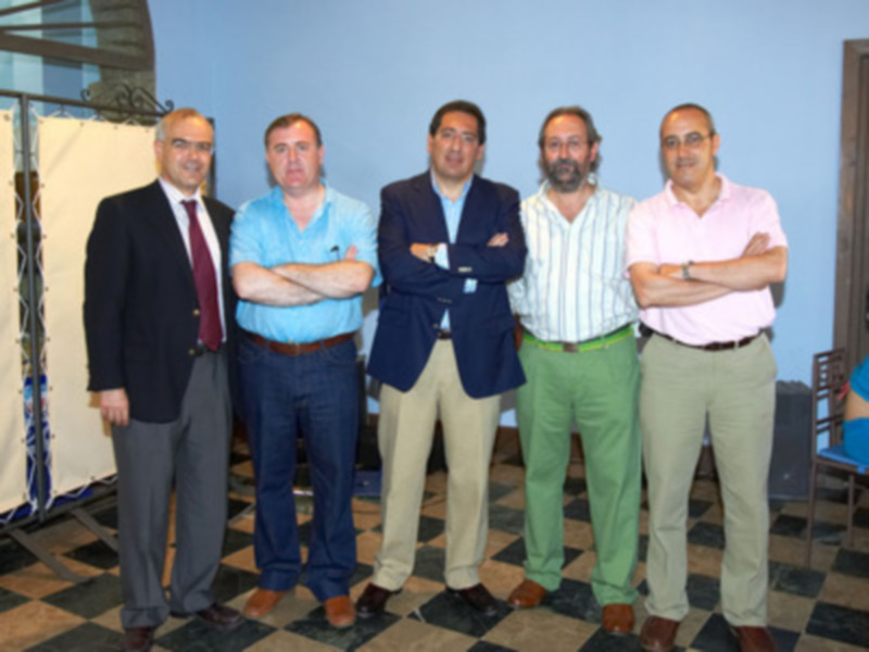 Todos somos Cajasol en un día de convivencia en el Parque Temático de Isla Mágica.