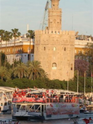 El Sevilla celebra su titulo uefa en el Guadalquivir