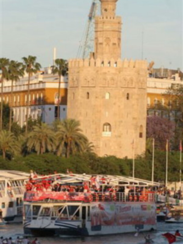El Sevilla celebra su titulo uefa en el Guadalquivir