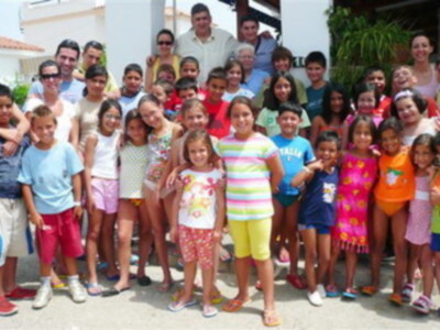 Niños pacenses de disfrutan en Chipiona de un campamento de verano organizado por la ONG AXA De todo corazón