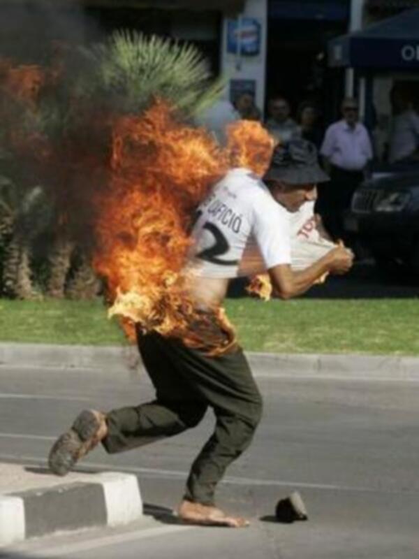 Un inmigrante rumano se prende fuego en Castellón para denunciar su situación económica.