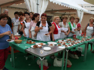 LAS MUJERES DE AZUDA OFRECEN UN DESAYUNO CASERO EN LA FERIA EMPRESARIAL 
