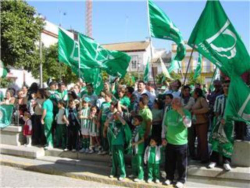 El alcalde de Lora del Río recibió la Bandera del Centenario del Real Betis Balompié en el Salón de Plenos del Ayuntamiento