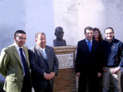 El imaginero sevillano Francisco Rodriguez inaugura busto homenaje al parroco de la Rinconada Don Aurelio Gordillo 