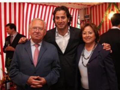 ANTONIO GARRIDO , EL PRESENTADOR DE MODA DE TVE CON SUS PADRES EN LA FERIA