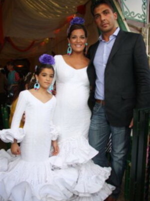 Raquel Bollo, en su último mes de embarazo, vestida de blanco por el diseñador Sergio Vidal 