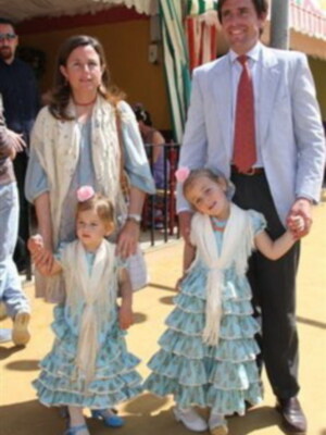 Eduardo Dávila Miura con su mujer Carmen Escudero y sus hijas,Rocío y Carmen
