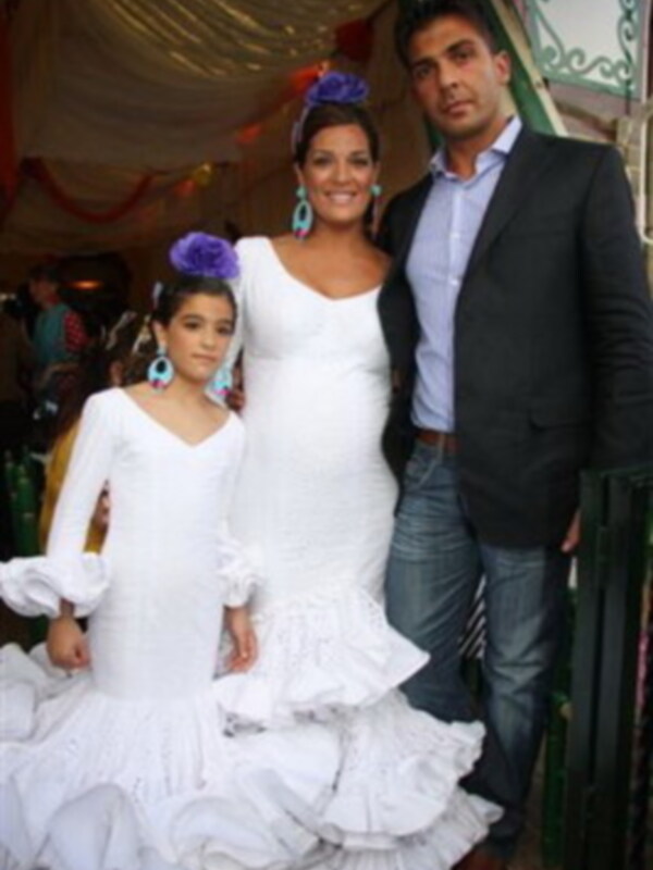 Raquel Bollo, en su último mes de embarazo, vestida de blanco por el diseñador Sergio Vidal 