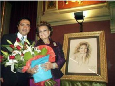Carmen Sevilla sorprendida con un retrato de Antonio Montiel