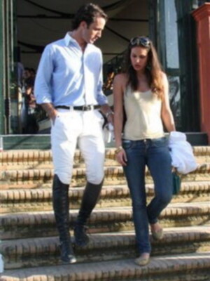 La relación que mantienen el jinete Alvaro Muñoz- Ecassi y la modelo catalana Mireia Canalda ya es oficial