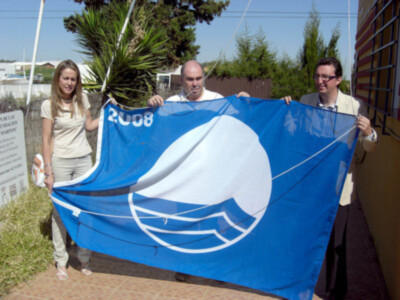 Las banderas azules de la playa de Islantilla y el aula marina "El Terrón" ondean ya en sus astas.