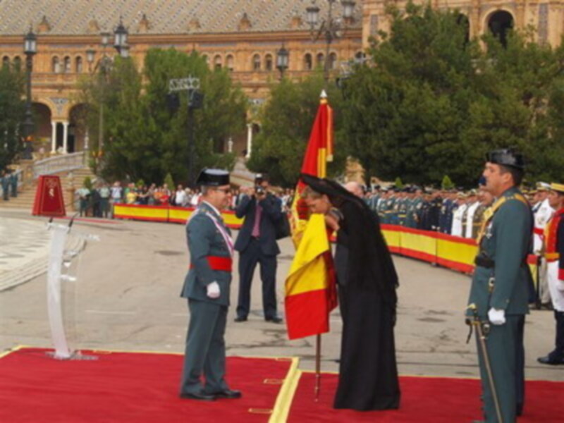 La infanta Cristina m de mantilla, preside la entrega de la Bandera a la Guardia Civil en Sevilla