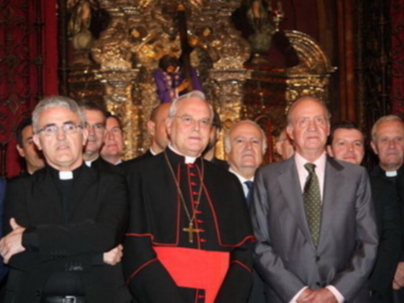 El Rey visita la tumba de sus abuelos maternos en Sevilla y a Pasion 