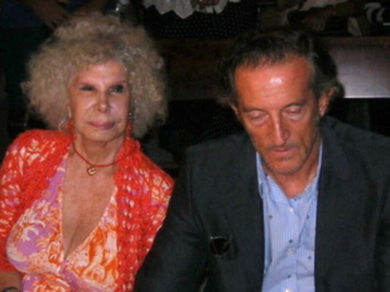 La duquesa de Alba está en Catania, Sicilia con Alfonso Diez