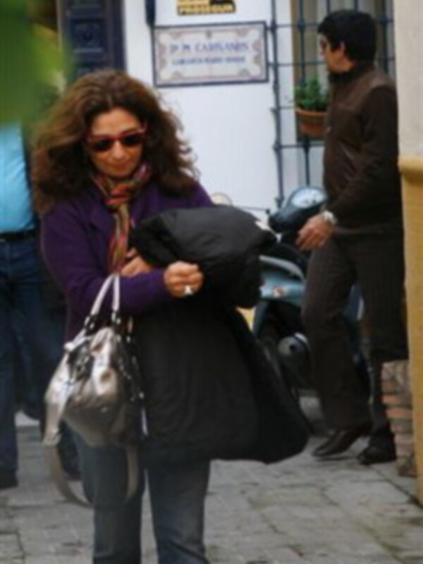 Lolita acude a la consulta del doctor Cariñanos para una revision de garganta 