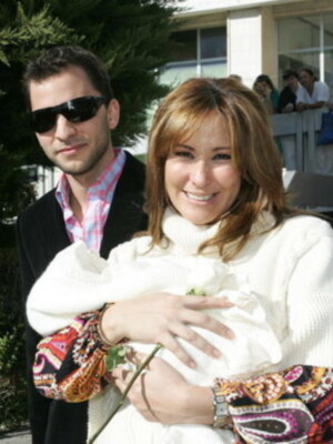 Rosario Mohedano y su bebé han recibido esta mañana el alta médica