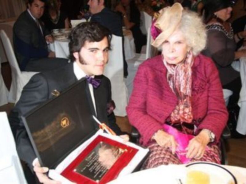  La Duquesa de Alba recibió en Sevilla un cálido homenaje por parte de Escaparate de Sevilla