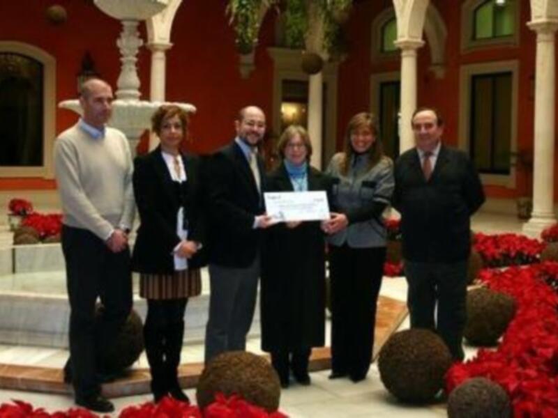 Cajasol entrega el cheque a la Asociación Paz y Bien