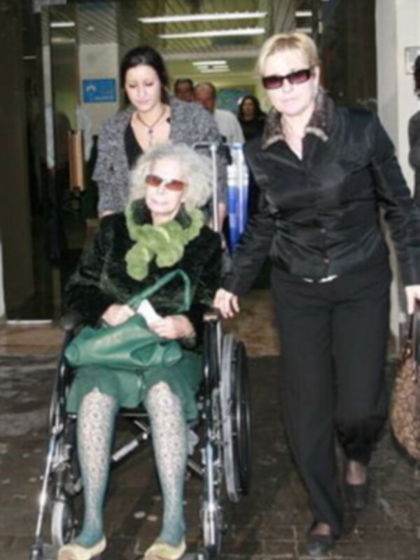 La Duquesa de Alba mejora, pero permanece ingresada.