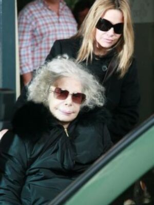 La Duquesa de Alba abandona el hospital junto a su hija Eugenia