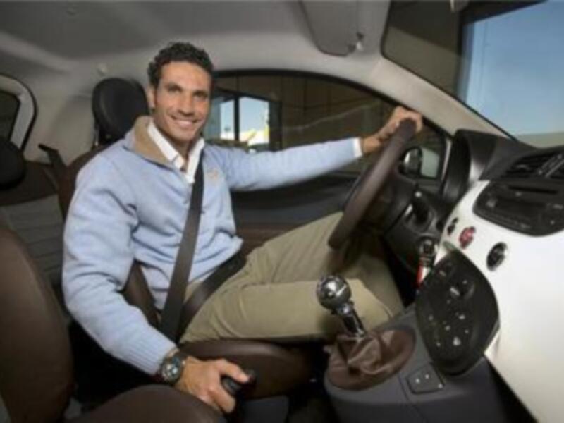 Oscar Higares con su Fiat 500