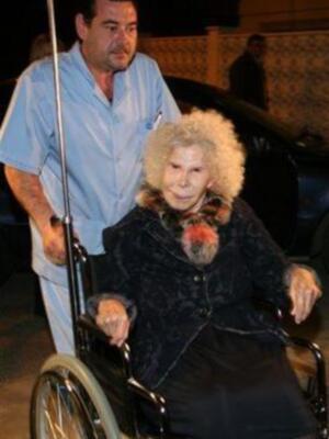 La Duquesa recibió la visita de su nieta Cayetana y llegó al hospital acompañada de casi todos sus hijos 