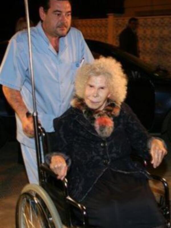 La Duquesa recibió la visita de su nieta Cayetana y llegó al hospital acompañada de casi todos sus hijos 