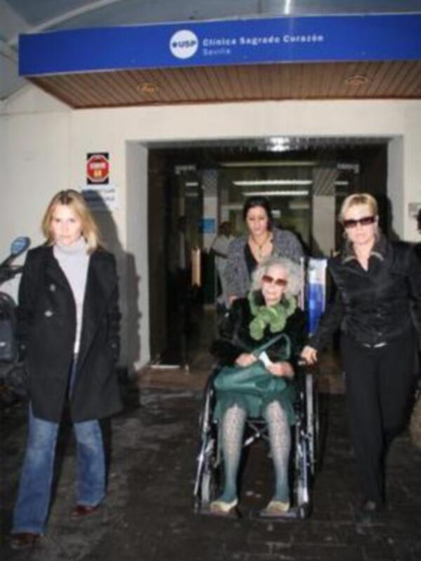 La duquesa de Alba evoluciona bien tras ser operada