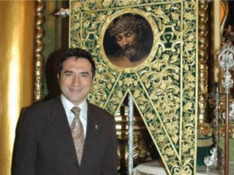 Antonio Montiel realiza dos pinturas para la Semana Santa de Almogia