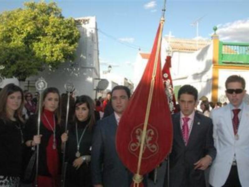 El Grupo Joven de la Hdad. del Rosario de Burguillos asiste a la Procesión del Resucitado de La Rinconada