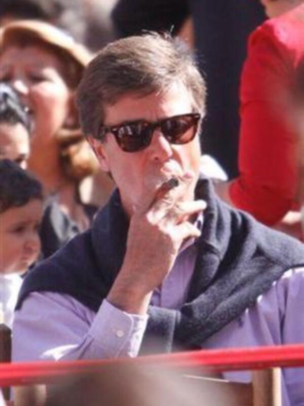 Cayetano Martínez de Irujo disfruta de la Semana Santa con un amigo