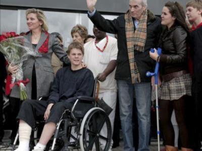 Jesús Neira sale del hospital el día de su cumpleaños, ocho meses después de la agresión