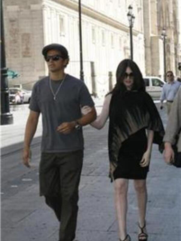 Paz Vega feliz con su marido en Sevilla confirma que espera una niña